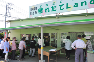 開店前からお店の前に並ぶお客さん