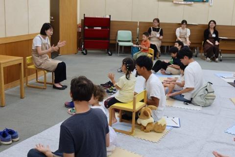 司書さんの手遊びの様子