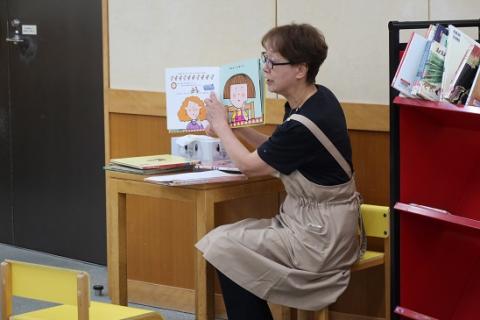司書さんの読み聞かせの様子