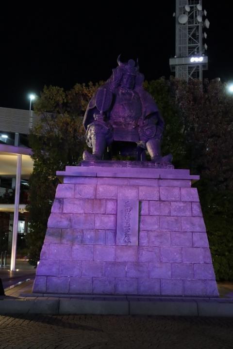 信玄公像パープルライトアップ
