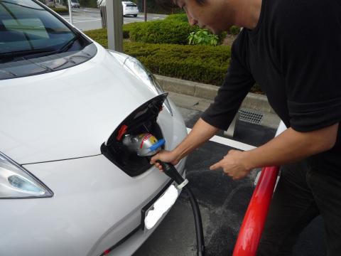 電気自動車プラグ差込