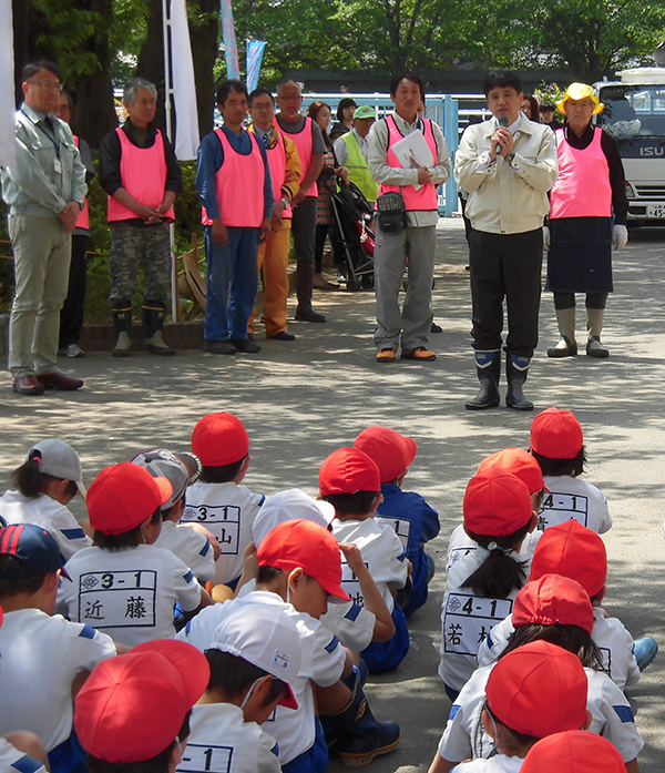 5月2日 認定NPO法人「未来の荒川をつくる会」主催 第8回「錦鯉」の放流の写真1