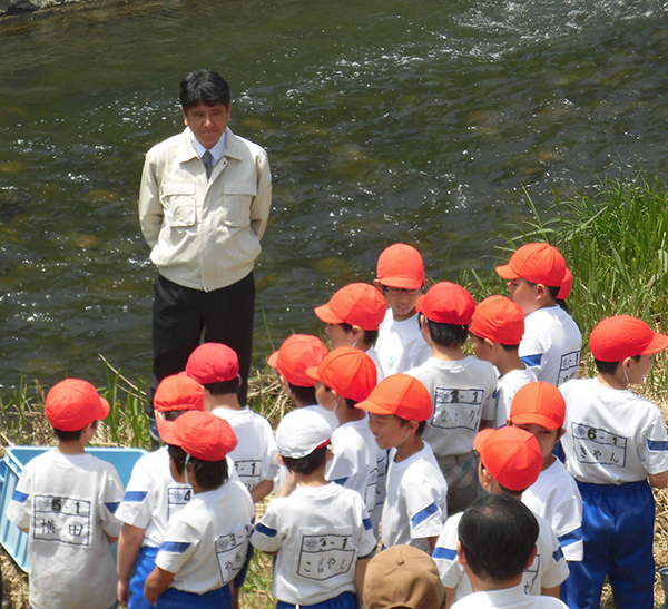 5月2日 認定NPO法人「未来の荒川をつくる会」主催 第8回「錦鯉」の放流の写真2