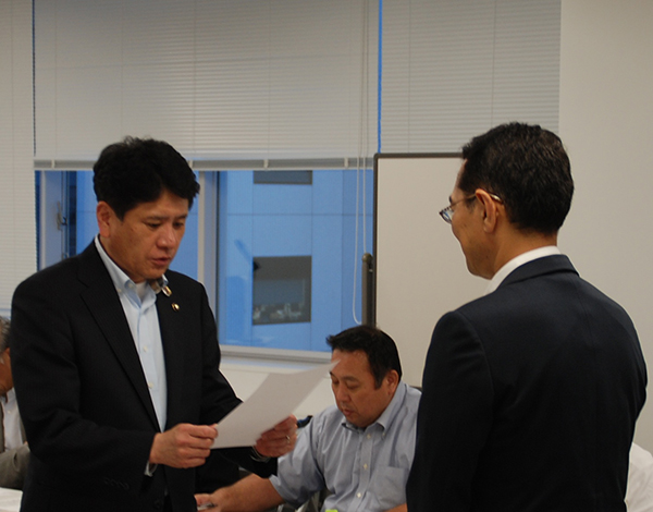 7月15日 甲府市保健所設置検討委員会 委員委嘱状交付式の写真1