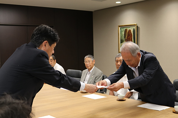 7月15日 熊本地震に伴う甲府市自治会連合会からの寄付授受式の写真1