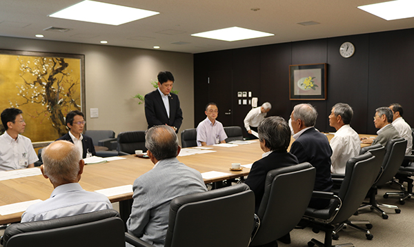 7月15日 熊本地震に伴う甲府市自治会連合会からの寄付授受式の写真2