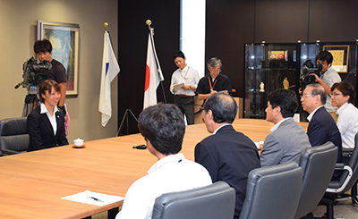 9月1日 甲府大使 佐藤優香選手 リオデジャネイロ五輪の結果報告（表敬訪問）の写真1