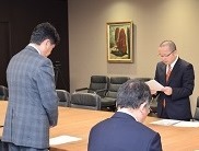 9月28日 甲府市リニア活用策検討委員会からの提言書の受領の写真1