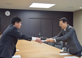 10月5日 甲府市保健所設置検討委員会からの提言書の受領の写真