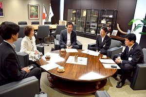 6月8日 藍綬褒章受章に伴う市長表敬訪問の写真1