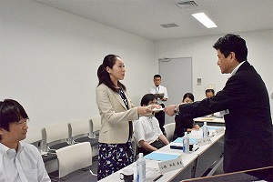 6月22日 甲府市行政評価外部評価委員会 委員委嘱状交付式の写真2