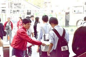 6月23日 「男女共同参画推進週間」街頭啓発活動の写真2