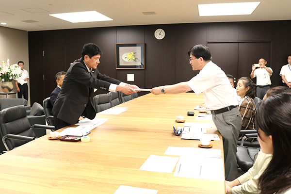 8月3日 甲府市行政評価外部評価委員会からの評価結果報告書の受領の写真2