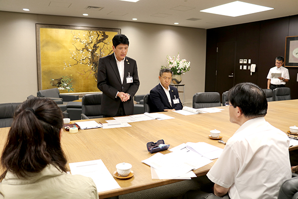 8月3日 甲府市行政評価外部評価委員会からの評価結果報告書の受領の写真3