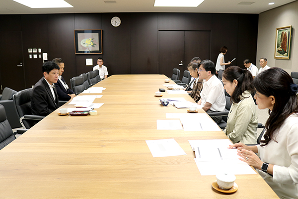 8月3日 甲府市行政評価外部評価委員会からの評価結果報告書の受領の写真4