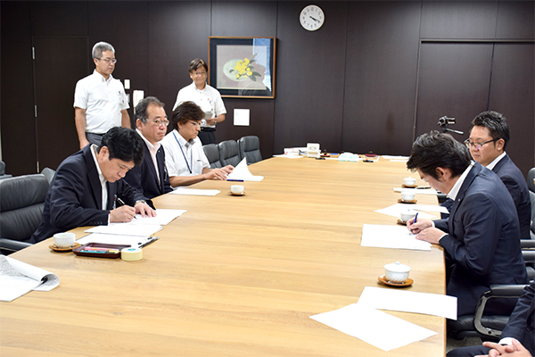 8月24日 一般社団法人甲府青年会議所との包括連携協定調印式の写真1