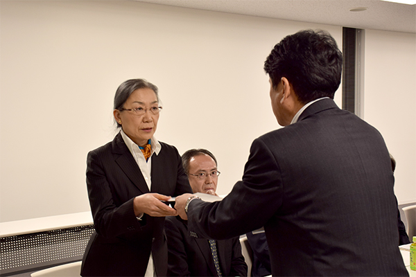 10月24日 「（仮称）甲府市総合健康支援センター検討委員会」委嘱状交付式・第1回会議の写真1