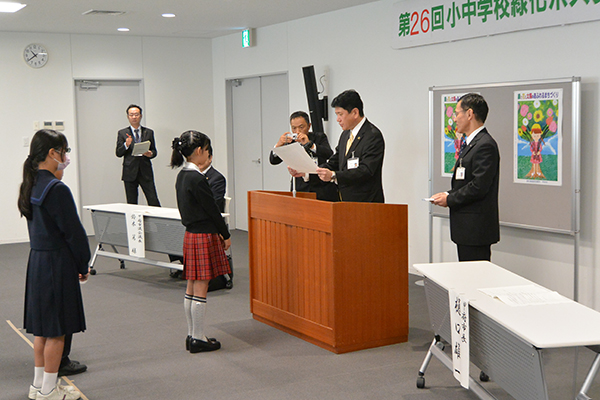 11月4日 第26回小中学校緑化ポスターコンクール表彰式の写真2