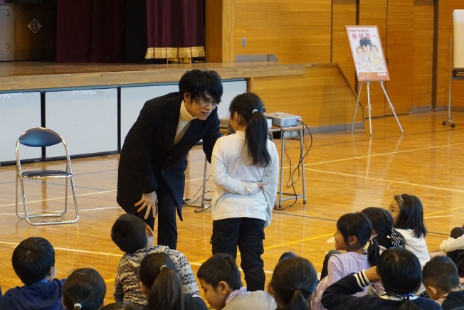11月11日 甲府大使「鈴ノ木ユウ」さんとの『ふれあい学級』（湯田小学校）の写真1
