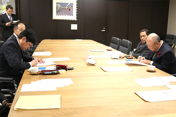 11月30日 「甲府市防災用備蓄食糧の活用に関する業務協定」の締結式の写真1
