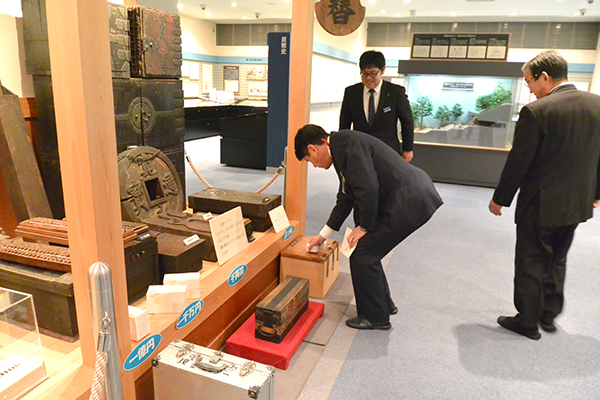 12月13日 山梨中銀金融資料館「山梨近代化の父 栗原信近 展」の写真6