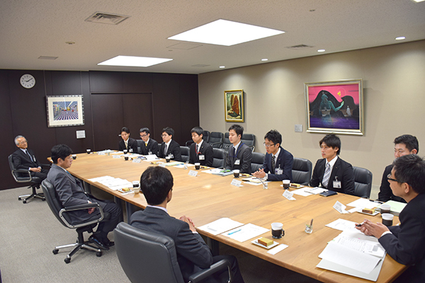 12月26日 職員の政策形成実務演習「市長とのオフサイトミーティング」の写真1