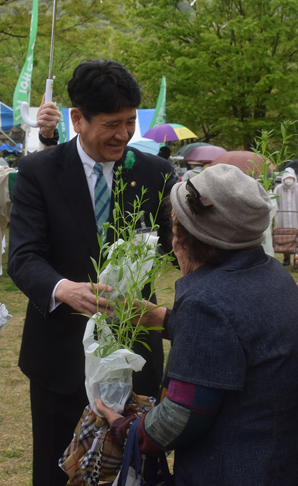 4月17日 第24回 甲府市緑化まつりの写真1