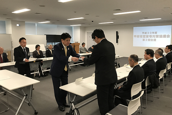 甲府市空家等対策協議会委員委嘱状交付式の写真3