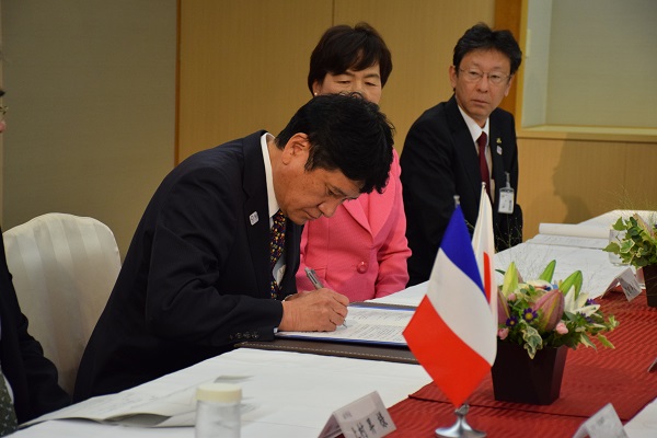 フランス卓球連盟と東京オリンピック事前キャンプ実施協定書の取り交わしの写真3