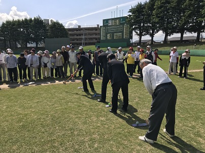 第10回甲府市高齢者学級協議会グラウンドゴルフ大会の写真1