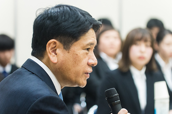 学生と地元で働く若者と甲府市長による地元就職にかかる意見交換会の写真2