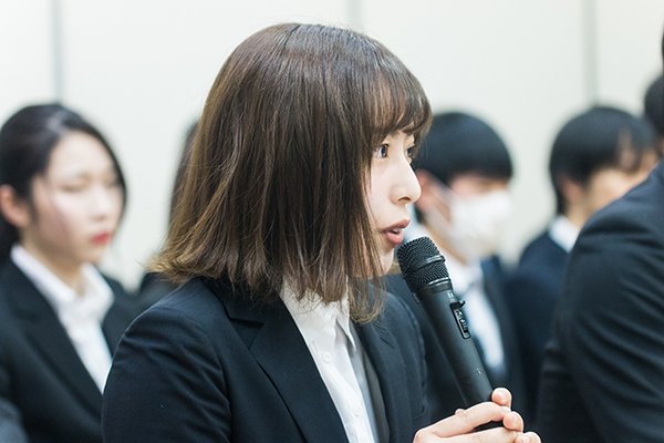 学生と地元で働く若者と甲府市長による地元就職にかかる意見交換会の写真3