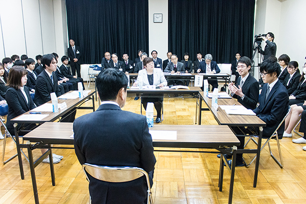 学生と地元で働く若者と甲府市長による地元就職にかかる意見交換会の写真4