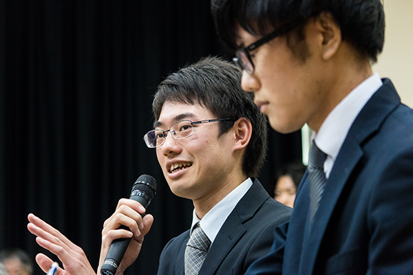 学生と地元で働く若者と甲府市長による地元就職にかかる意見交換会の写真5