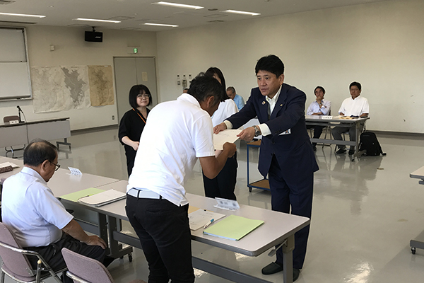 甲府市環境審議会委員委嘱状交付式の写真1