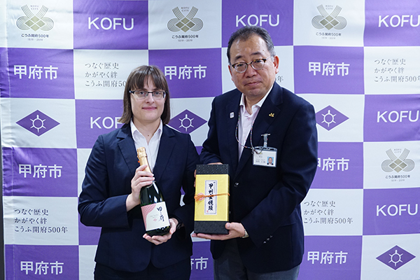 甲府大使カロリーナ女流棋士と面会の写真2