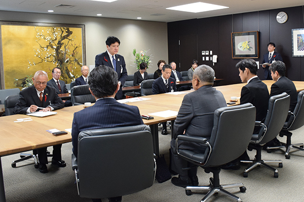 山梨しんきん本店経営者会による社会福祉施設等に対する寄附金の受領式の写真3