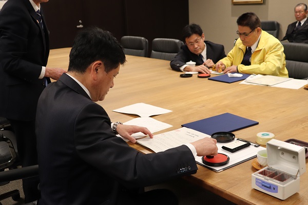 「甲府駅～玉諸小学校線バス友の会協定書」の調印式の写真2