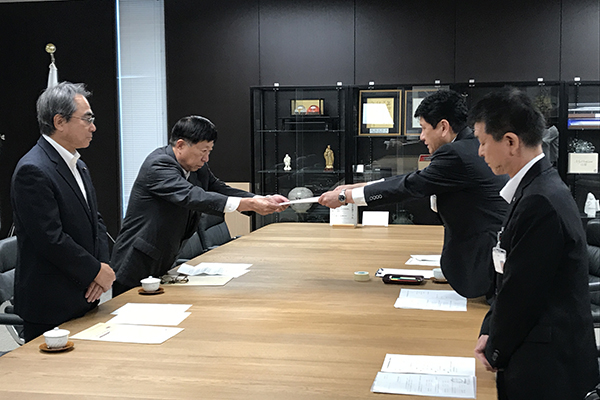 甲府市国民健康保険運営協議会の答申書の受領の写真1