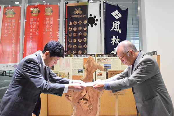 永照寺幼稚園理事長吉田永正様からの寄付受納式の写真3