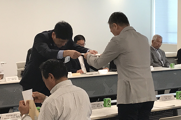 甲府市地域公共交通活性化協議会委員委嘱状交付式の写真2