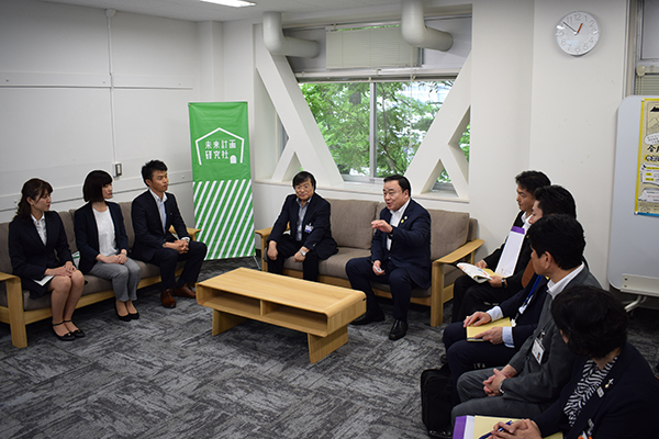 内閣府特命担当大臣地方創生規制改革の甲府市訪問の写真1