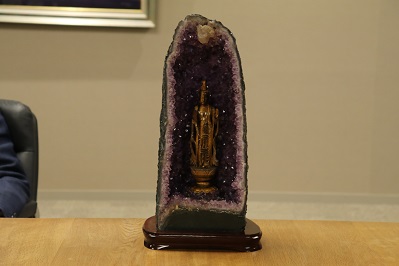 紫水晶の器に虎目石（とらめいし）の観音像の写真2