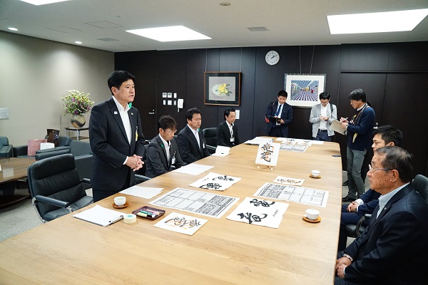 竜電山梨後援会竜電関（甲府大使）応援のぼり旗寄贈式の写真2