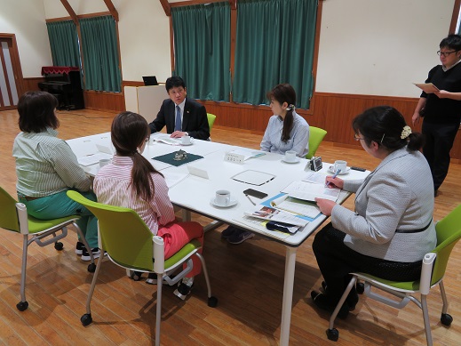 市内で働く女性と甲府市長による意見交換会の写真1