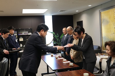 山梨しんきん本店経営者会による社会福祉施設等に対する寄附金の受領式の写真4