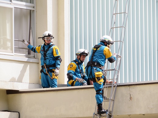 「山梨県警察大震災対策総合警備訓練」における実働訓練視察の写真4