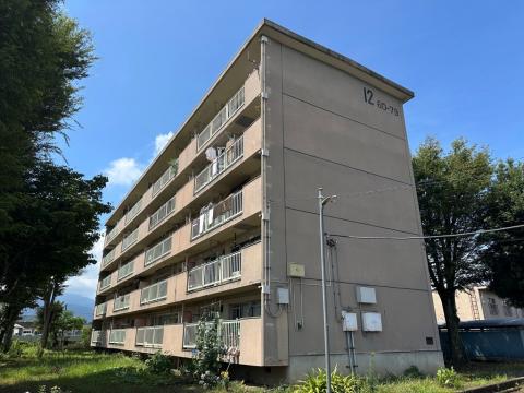 山城南団地12号館外観
