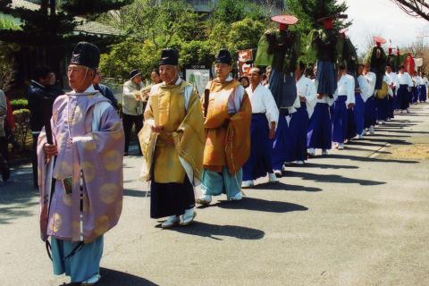 御成道を御幸する赤布で顔を覆った9体の神像の様子