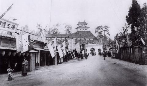 各県の物産販売所も店開きした舞鶴城公園の会場入口（甲府物語より）